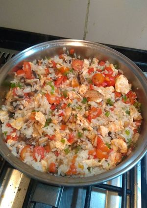 Una foto de Arroz colorido 🍗con pollo y verduras