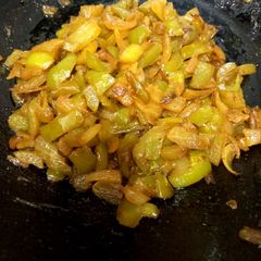 A picture of Fried shimla mirch 🫑🫑🌰.