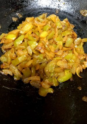 A picture of Fried shimla mirch 🫑🫑🌰.