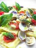 Mezzi Paccheri Ondulati con Vongole, Crema di Asparagi, Datterini Confit e Basilico Fritto