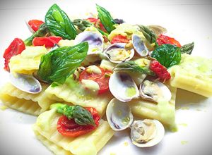 Foto di Mezzi Paccheri Ondulati con Vongole, Crema di Asparagi, Datterini Confit e Basilico Fritto