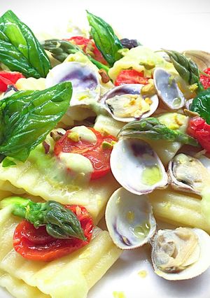 Foto di Mezzi Paccheri Ondulati con Vongole, Crema di Asparagi, Datterini Confit e Basilico Fritto