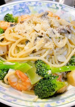 防疫居家辦公餐～海鮮奶油白醬義大利麵 的食譜成品照片