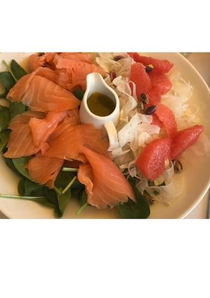 A picture of Salmon, Fennel, Spinach, and Grapefruit Salad.