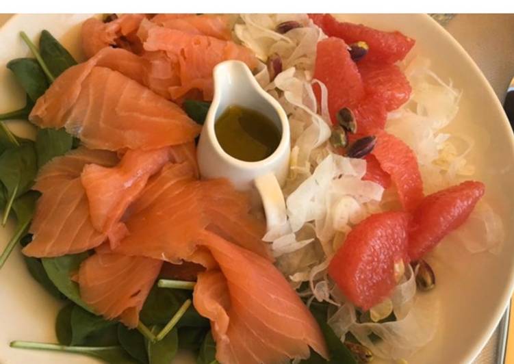 Insalatona di salmone, finocchio, spinaci e pompelmo