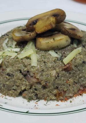 Una foto de Quinotto de champiñones