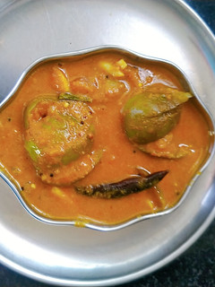 கார கத்திரிக்காய் குழம்பு (Kaara kathirikkaai kulambu recipe in tamil) செய்முறை முக்கிய புகைப்படம்