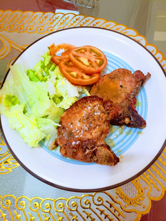 Una foto de Chuleta y pollo horneada