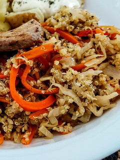 Una foto de WOK CON Quinua y Vegetales🥕🫑🌶a la Teriyaki...!