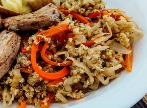 Una foto de WOK CON Quinua y Vegetales🥕🫑🌶a la Teriyaki...!