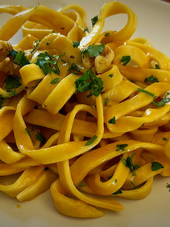 Una foto de Pasta con curry rojo de calabaza