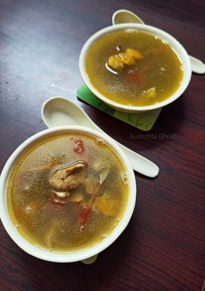 চিকেন স্যুপ (Chicken soup recipe in Bengali) রেসিপির প্রধান ছবি
