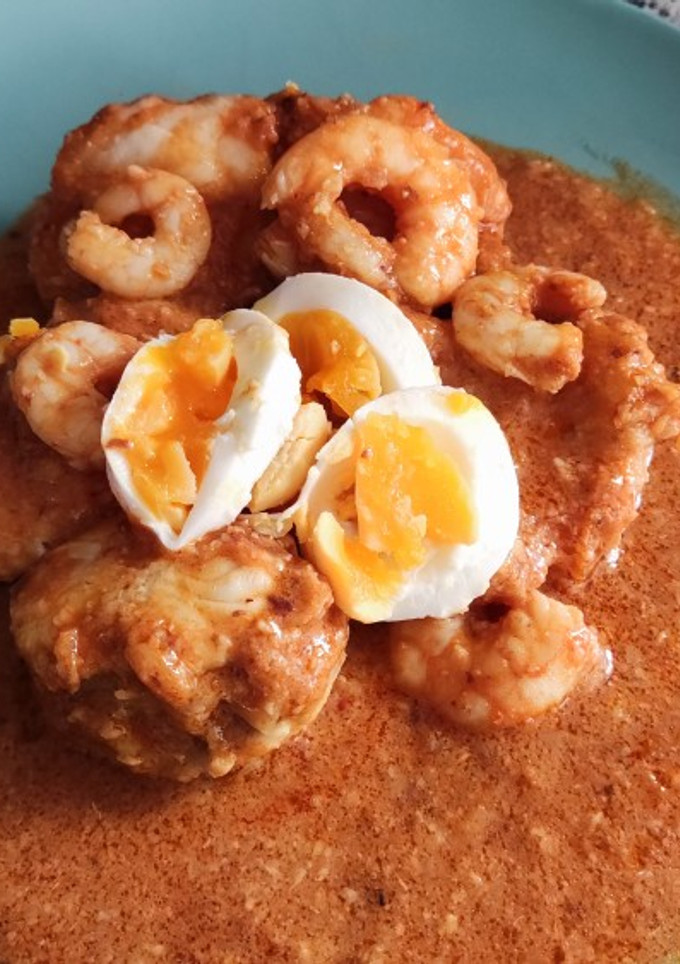 Una foto de Cazuela de rape y gambas con salsa de almendras