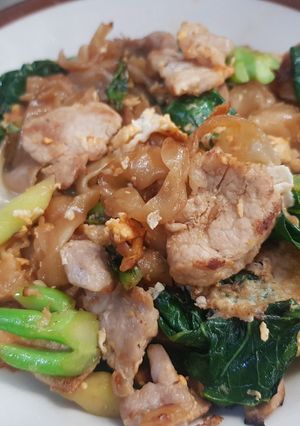 A picture of Pad See Ew with Wide Rice Noodles.
