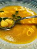 Sopa de pescado y orejas de pasta