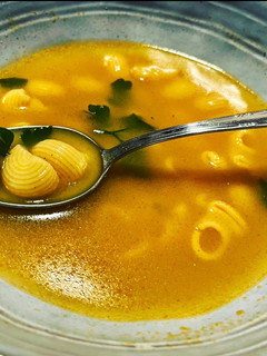 Una foto de Sopa de pescado y orejas de pasta