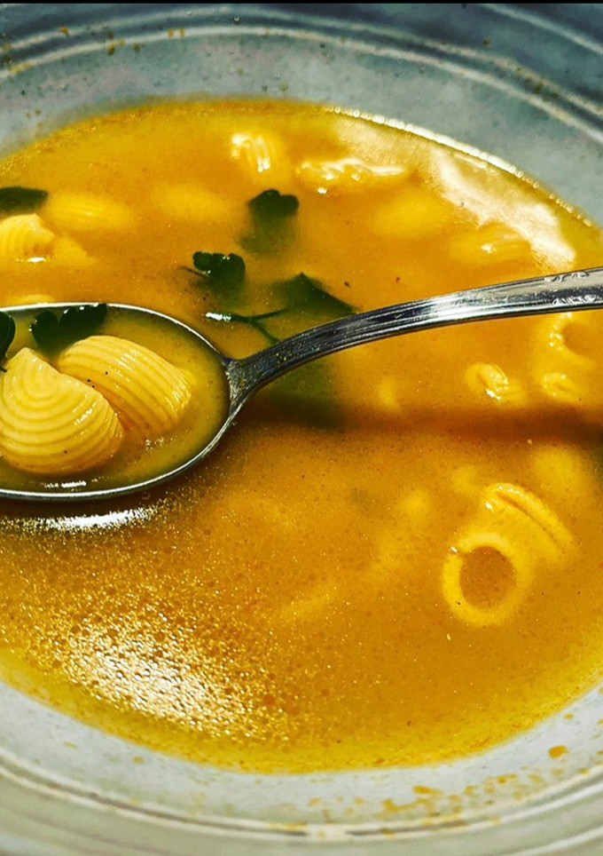 Una foto de Sopa de pescado y orejas de pasta