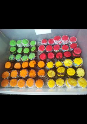 Una foto de Mini alfajores de maicena con color