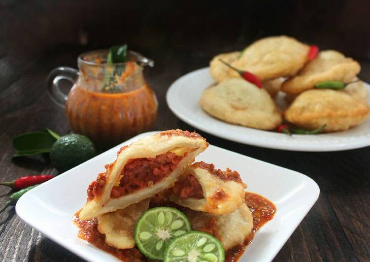 Cireng isi kornet dengan sambal kacang