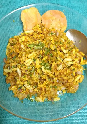 A picture of Geela Bhel (Mumbai Roadside most popular snack).