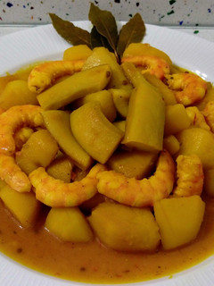 Una foto de Guiso de chocos con langostinos y patatas