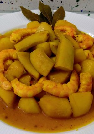 Foto principal de Guiso de chocos con langostinos y patatas