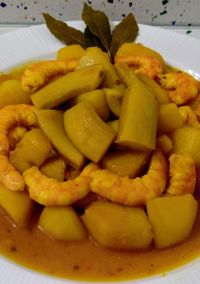 Una foto de Guiso de chocos con langostinos y patatas