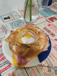 Una foto de Rosca de bacon y queso con amasado tradicional 😋