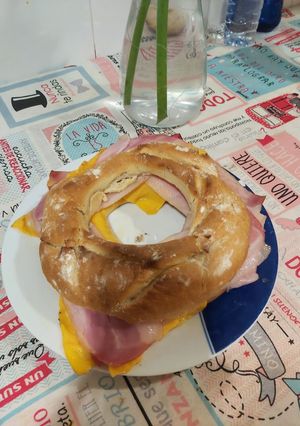 Una foto de Rosca de bacon y queso con amasado tradicional 😋