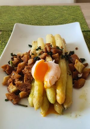 Spárga pirított zsemlével recept fotója