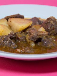 Una foto de Carrillada guisada con patatas