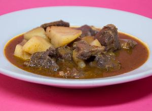 Una foto de Carrillada guisada con patatas