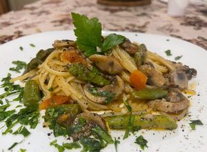 Foto di Bavette con Asparagi, Funghi Champignon e Pomodorini