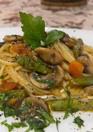 Foto di Bavette con Asparagi, Funghi Champignon e Pomodorini