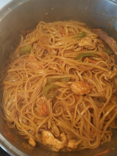 Una foto de Tallarines con pollo en salsa de soja