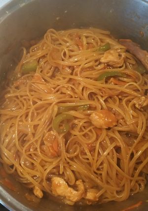 Una foto de Tallarines con pollo en salsa de soja
