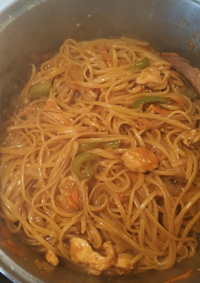 Una foto de Tallarines con pollo en salsa de soja