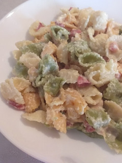 Una foto de Macarrones de colores a la carbonara con Frankfurt y bacon