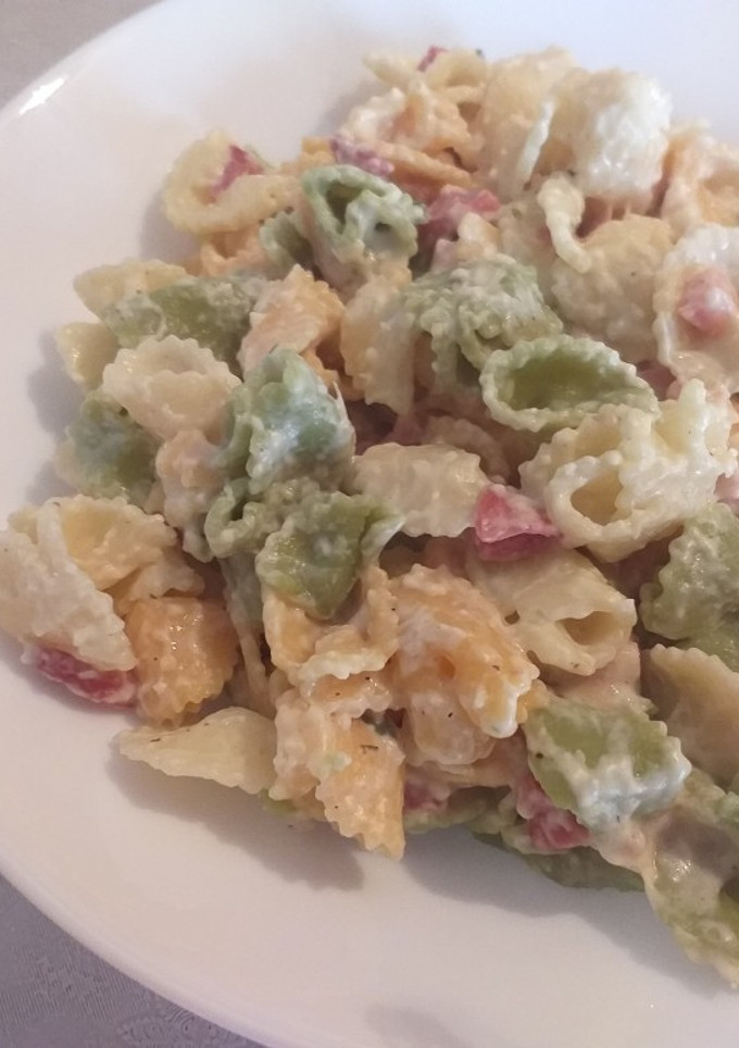 Una foto de Macarrones de colores a la carbonara con Frankfurt y bacon