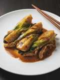 Salteado de tiras de cerdo con pak choi