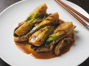 Una foto de pak choi salteado ajos