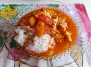 Una foto de arroz con pollo cocido