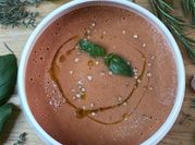 Une photo de soupe blender gaspacho