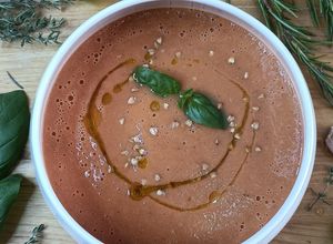 Une photo de 🍅Soupe Glacée Tomate et Ail Rôtis