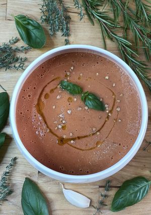 Une photo de 🍅Soupe Glacée Tomate et Ail Rôtis