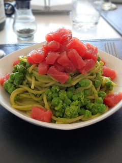 Una foto de Pasta con arvejas y atún