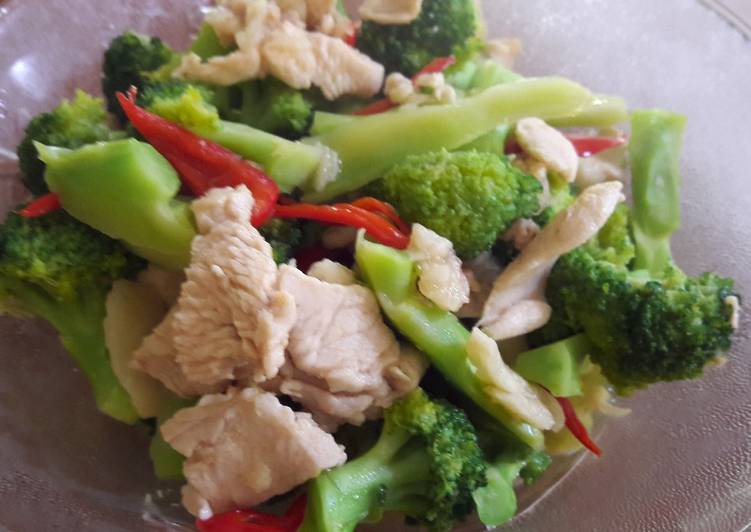 Brokoli Cah Ayam & Bawang Putih