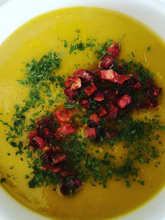 Una foto de Crema de verduras con crujiente de jamón