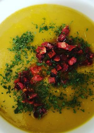 Una foto de Crema de verduras con crujiente de jamón