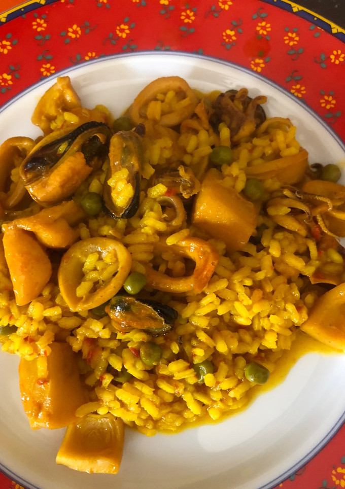 Una foto de Arroz con sepia y calamares